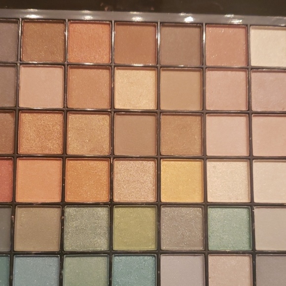 Eyeshadow palette - Picture 2 of 3